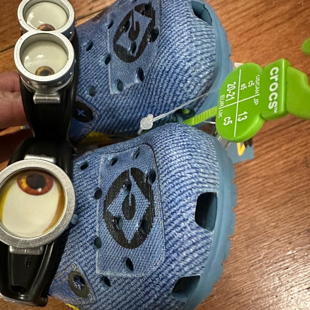 NWT Crocs Toddler Classic Despicable Me Clogs Size C5 - Picture 5 of 6